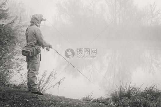 在秋天的背景上旋转的渔夫图片