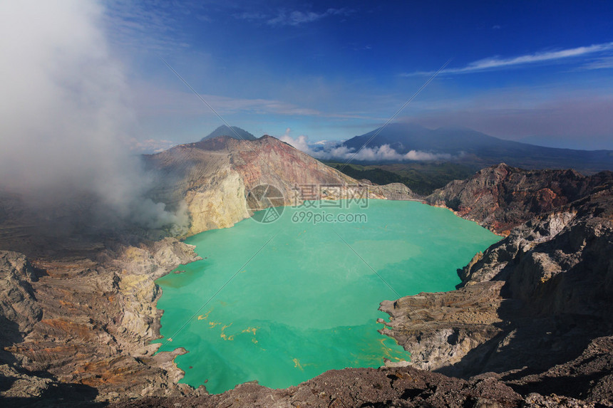 在火山Ijen火山口湖图片