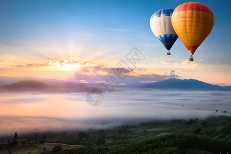 热气球在雾海图片