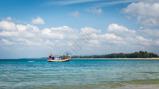 夏季在泰国普吉奈阳海滩的海上捕鱼船图片
