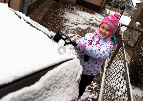 小女孩打扫雪车图片