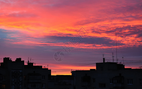 夕阳下的彩云图片