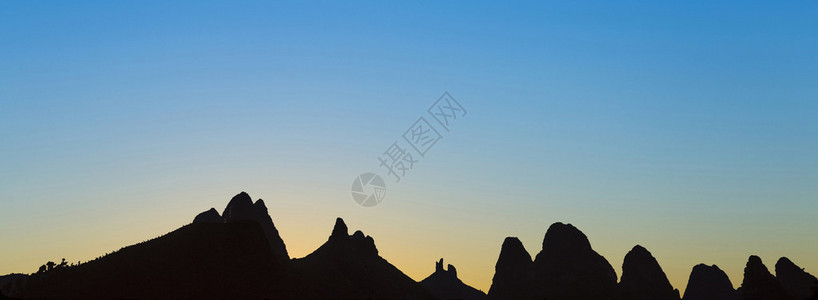 桂林漓江和壮丽日落中的山脉图片