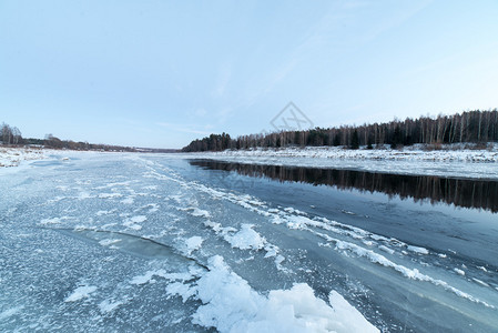 寒冷的河流和蓝色的天空美丽的雪美图片