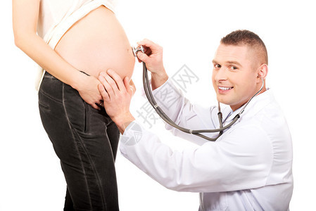 孕妇用听诊器接受医生检查图片