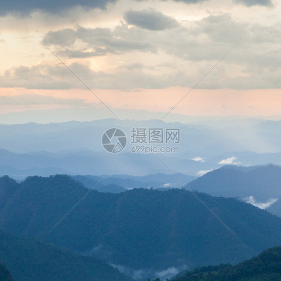 云雾缭绕的山脉高山复杂早晚有雾图片