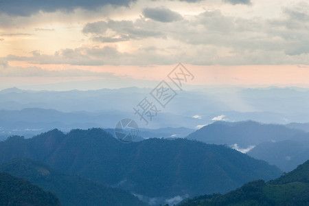 云雾缭绕的山脉高山复杂早晚有雾图片