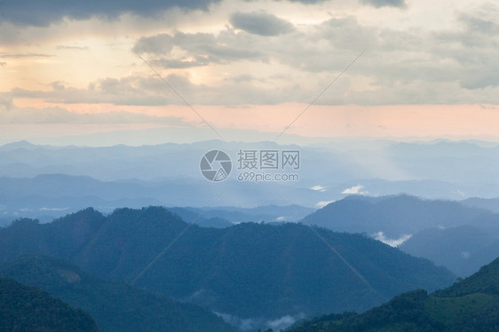 云雾缭绕的山脉高山复杂早晚有雾图片