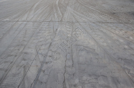 水泥地上的轮胎痕迹图片