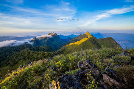 明亮的光照在森林和山岳上浅图片