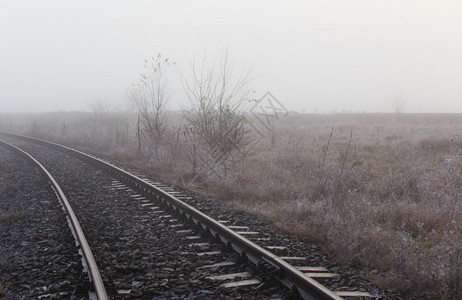 雾中的铁路在偏远的农村地区背景图片