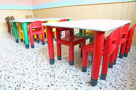 幼儿园班的塑料椅子和小桌子图片