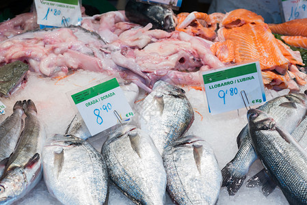 详情准备出售的鱼和海鲜图片