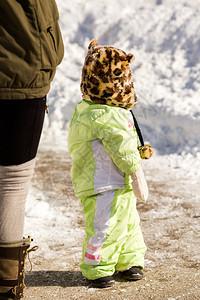 婴儿在Araphoe村滑雪度假胜地的图片