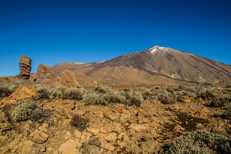 ElTeide火山与熔岩地层绿色灌木和蓝天特内里费岛图片