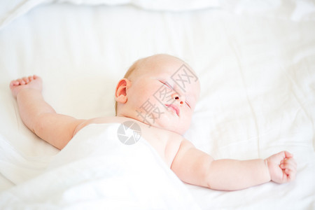 和平刚出生的婴儿躺在床上睡觉图片