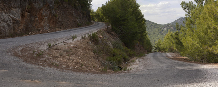 土耳其带有危险曲线的山地道路图片