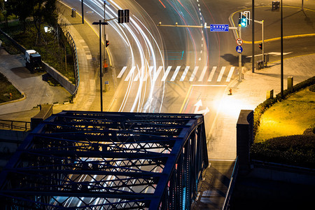 晚上通过桥的红绿灯图片