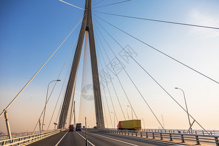 高速公路和城市现代桥梁图片