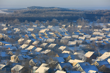 冬天村庄的看法房子的屋顶图片