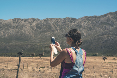 南非西开普州斯沃特堡风景区妇女用手机拍到索图片