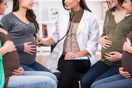 孕妇由医生用听诊器进行检查图片
