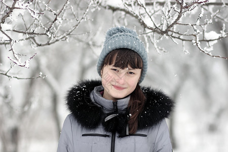 美丽的女孩在冬季公园中走图片