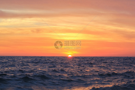 海上日出的美丽风景图片