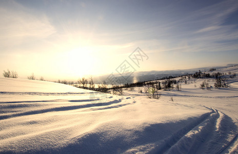 雪覆盖了挪威的山脉足迹温暖图片