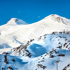 雪中埃尔布鲁斯山的两座山图片