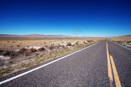 犹他州外背后路和通向无处的高速公路图片