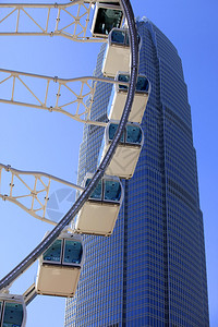 香港高楼背景下的摩天轮图片