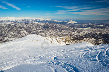 雪坡上的滑雪道在意大利阿尔卑斯山从上面拍摄旧滑雪胜地现在用于图片