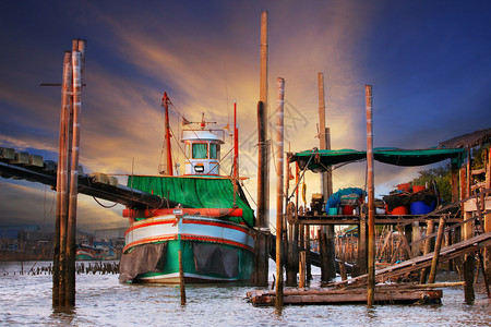Thai当地风景传统鱼船漂浮在河港的图片