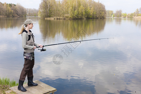 在码头上钓鱼的女人图片
