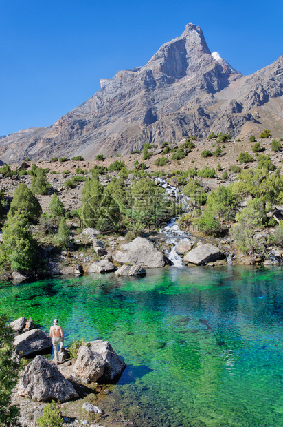 人类崇拜塔吉克斯坦的蓝色山湖并赞图片