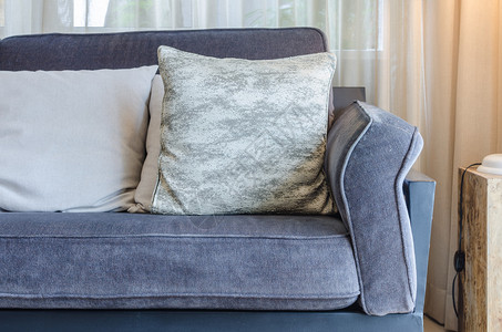 家里客厅里带枕头的现代蓝色沙发图片