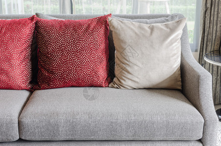 家里客厅沙发上的红色枕头图片