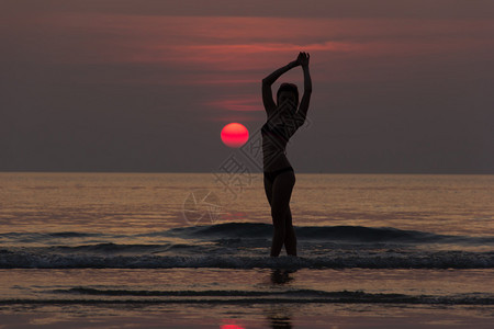 女孩在海面日落前海背景图片