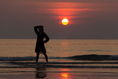 女孩在海面日落前海背景图片