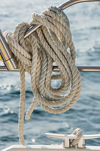一条绳子绑在游艇上的铁路图片