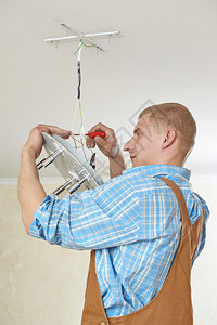 电工在家中使用电缆安装新接线和吸顶灯图片