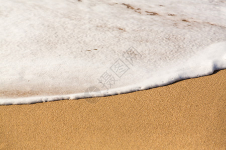 随着海浪冲上海滩图片