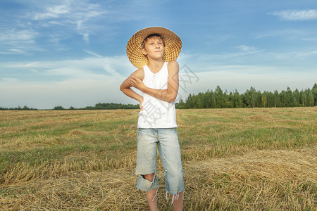青年农民站立在收图片