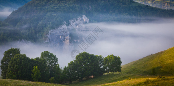 雾中山村的夏日风景图片