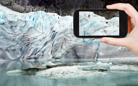 旅行概念旅游用移动小工具拍摄挪威冰河上的图片
