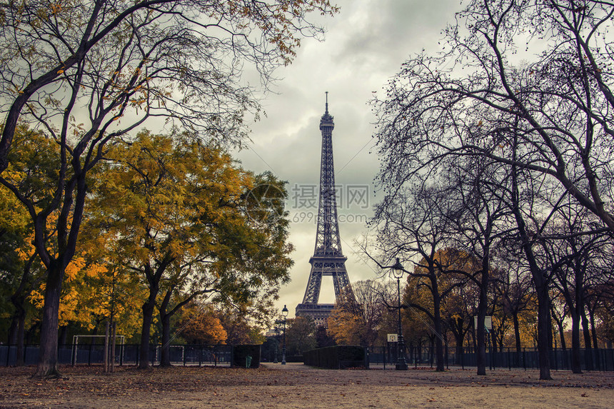 埃菲尔铁塔和战神广场公园在秋天图片