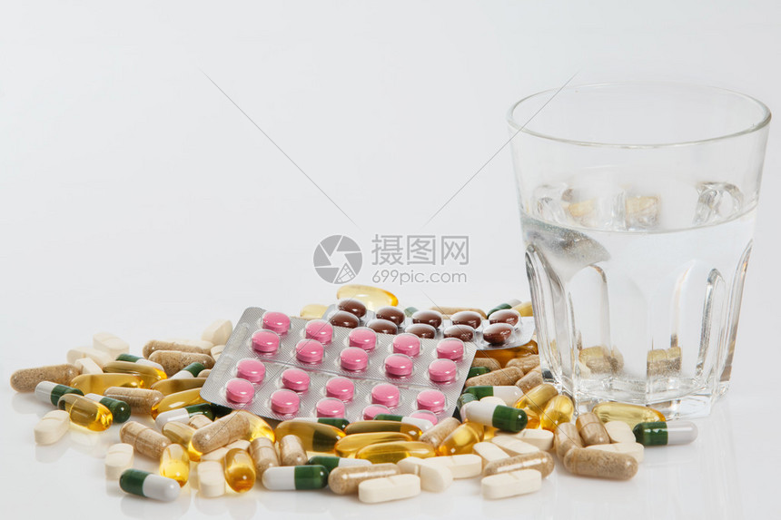 玻璃和一堆不同的五颜六色的药丸高清图片下载-正版图片507185450-摄图网