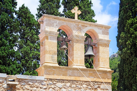 希腊克里特岛雷斯蒙镇入口处古树小教堂的正面细节图片