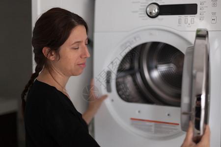 使用洗衣机彩色图像的中成年妇女概况5背景图片